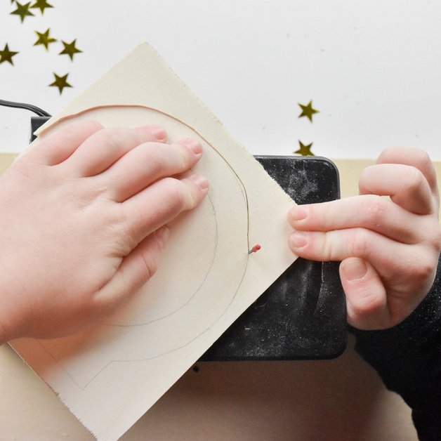 Stichsäge in Aktion mit Pappelsperrholzplatte